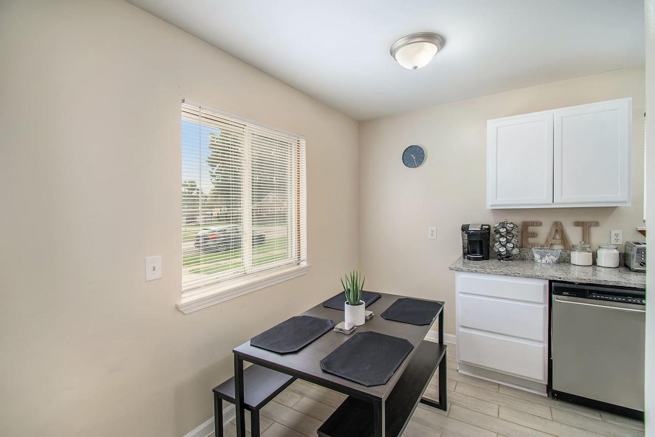 Adorable Ranch Home Minutes From The Airport - thumb 11