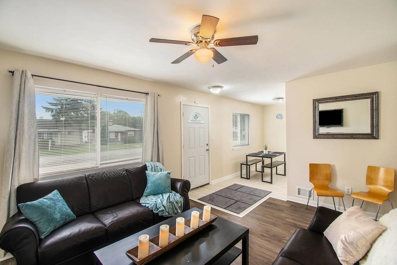 Adorable Ranch Home Minutes From The Airport - thumb 7