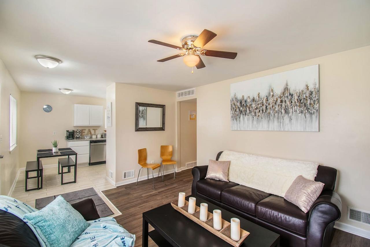 Adorable Ranch Home Minutes From The Airport - thumb 0