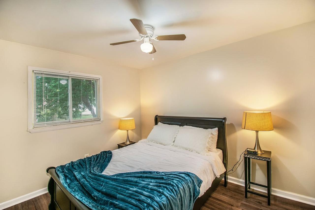 Adorable Ranch Home Minutes From The Airport - thumb 9