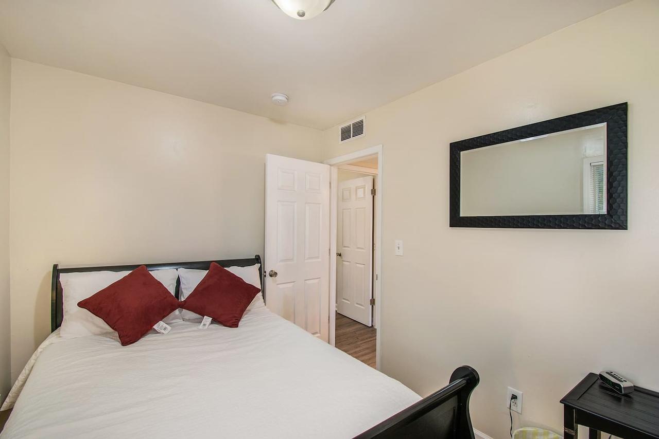 Adorable Ranch Home Minutes From The Airport - thumb 2