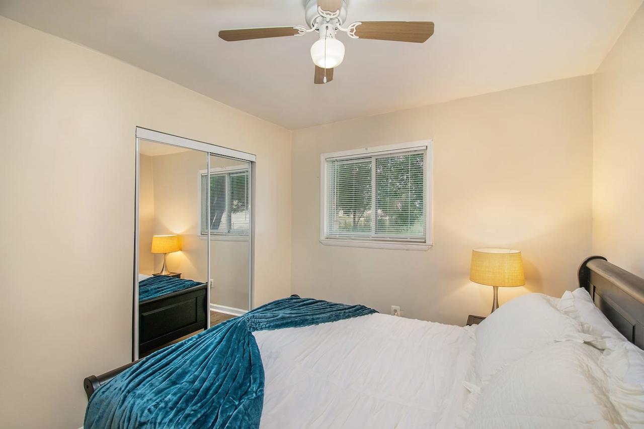 Adorable Ranch Home Minutes From The Airport - thumb 14