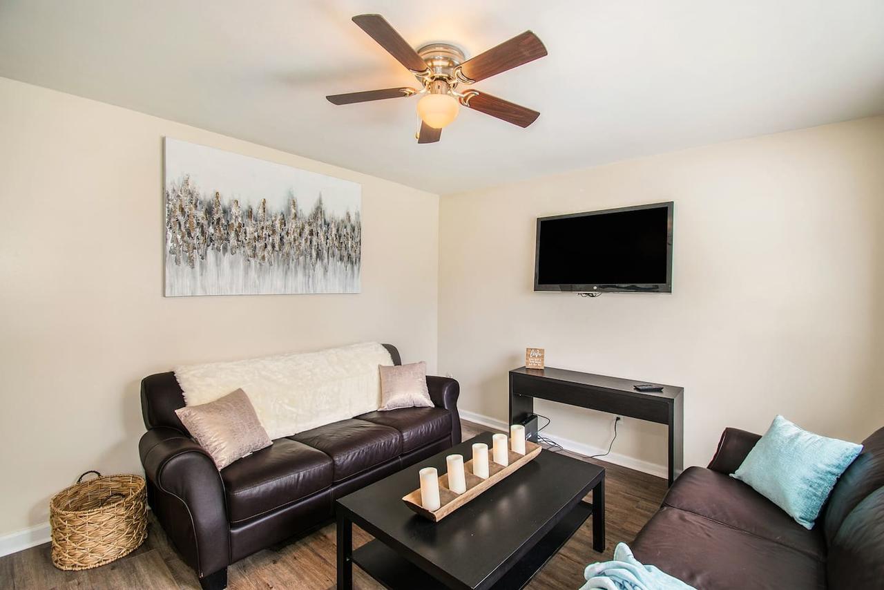 Adorable Ranch Home Minutes From The Airport - thumb 10