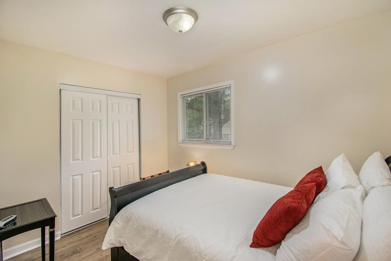 Adorable Ranch Home Minutes From The Airport - thumb 8