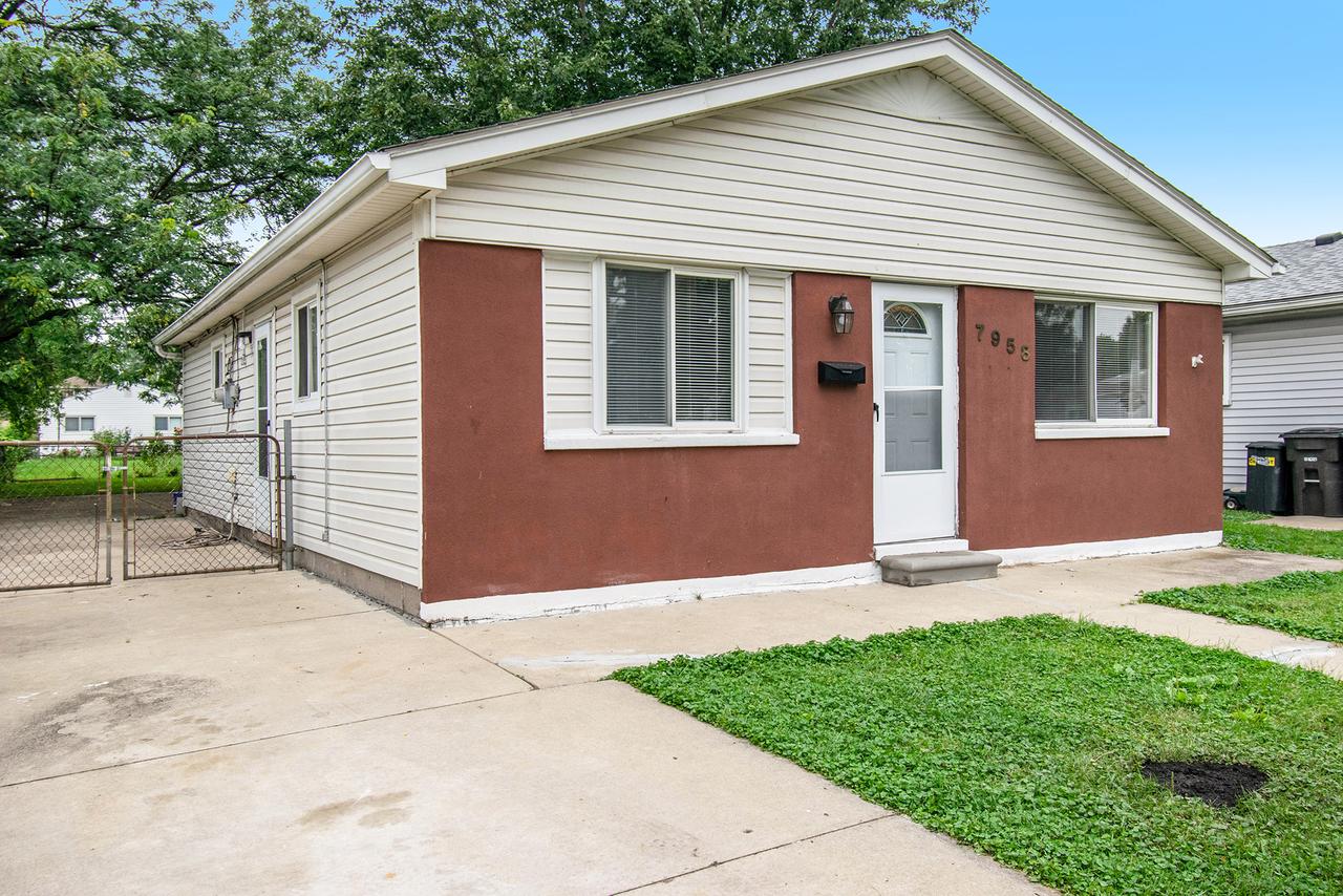 Adorable Ranch Home Minutes From The Airport - thumb 16