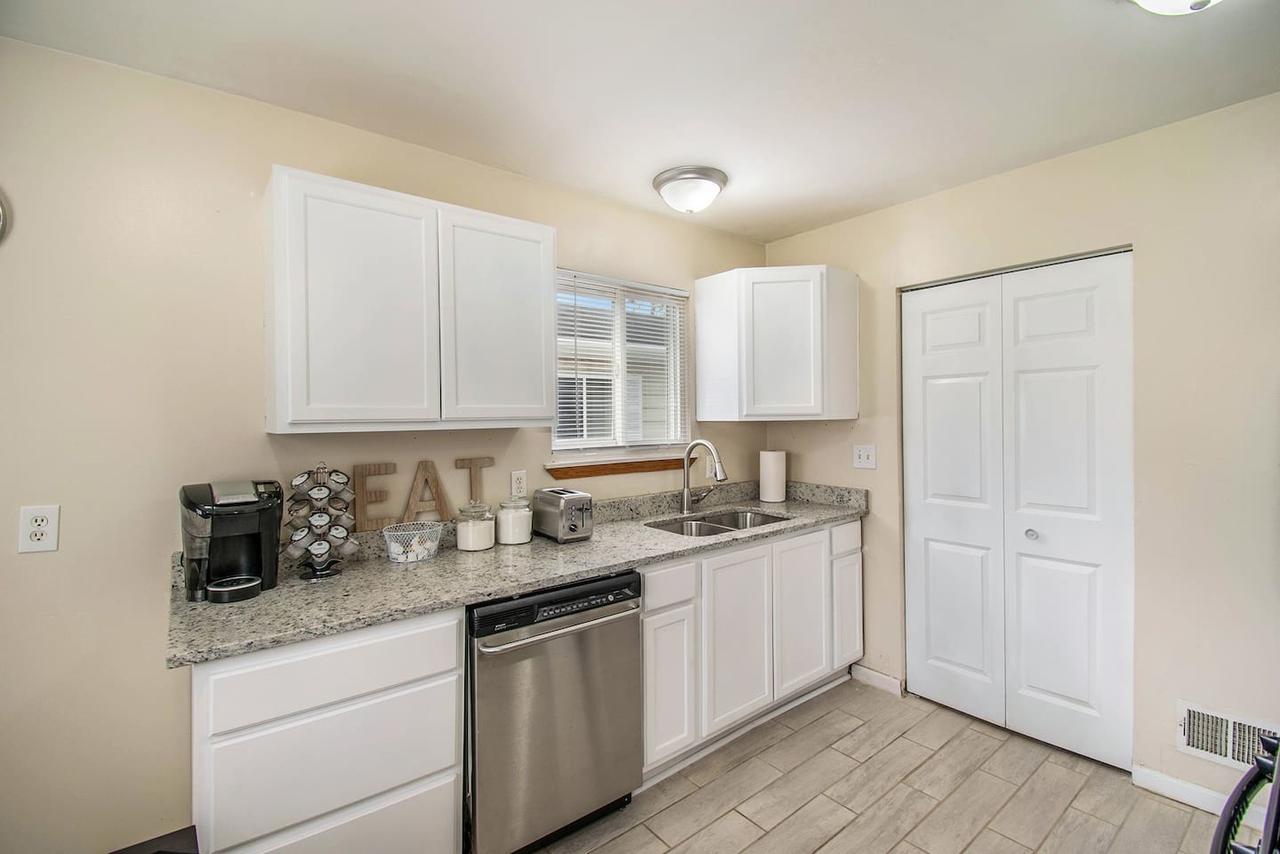 Adorable Ranch Home Minutes From The Airport - thumb 6