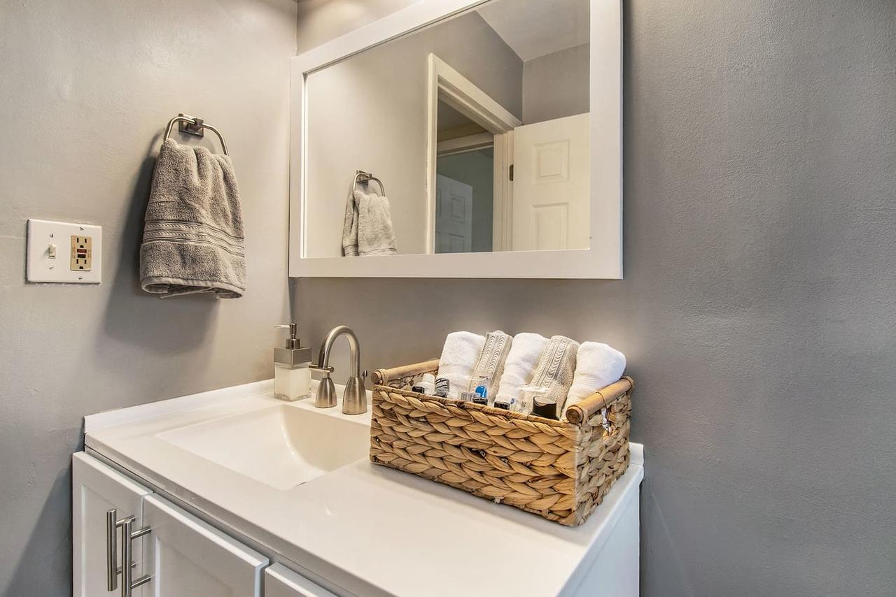 Adorable Ranch Home Minutes From The Airport - thumb 3