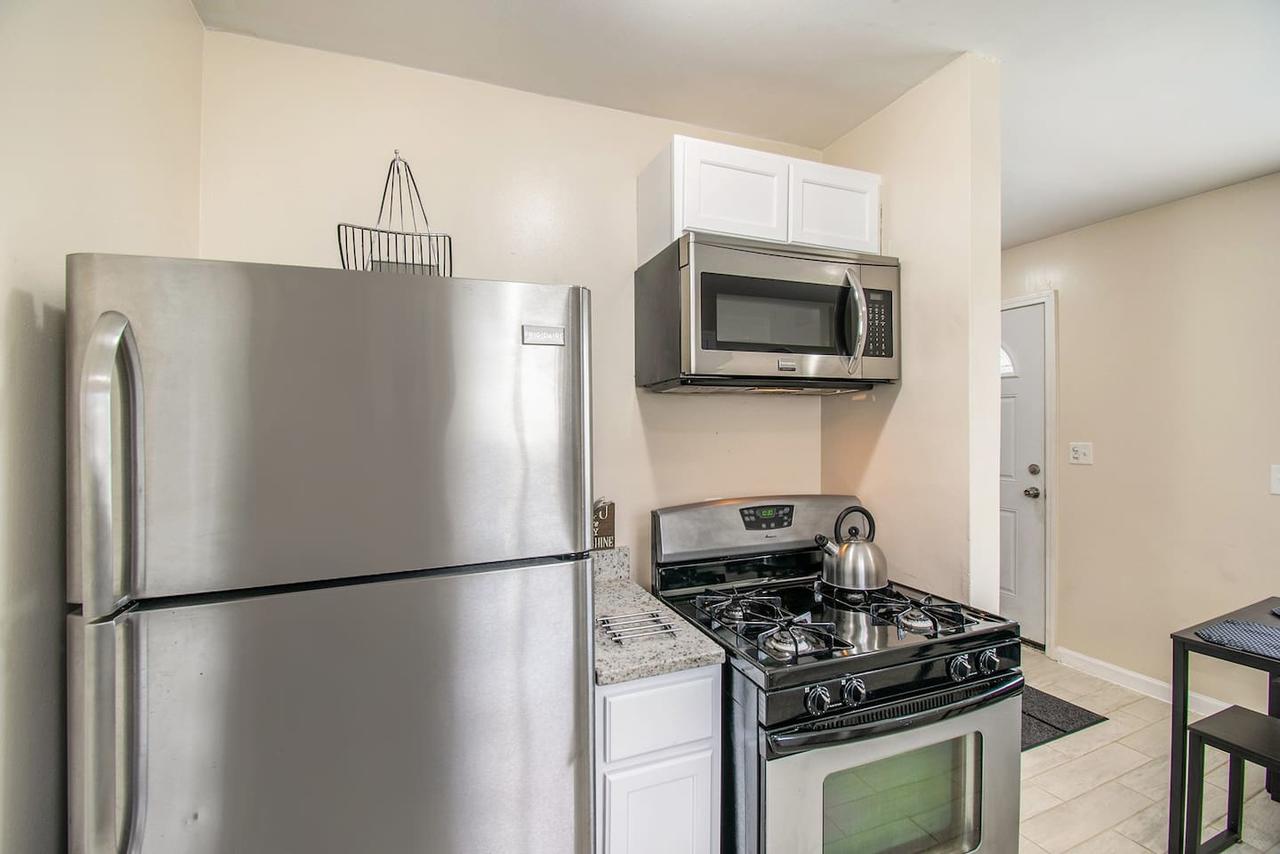 Adorable Ranch Home Minutes From The Airport - thumb 1