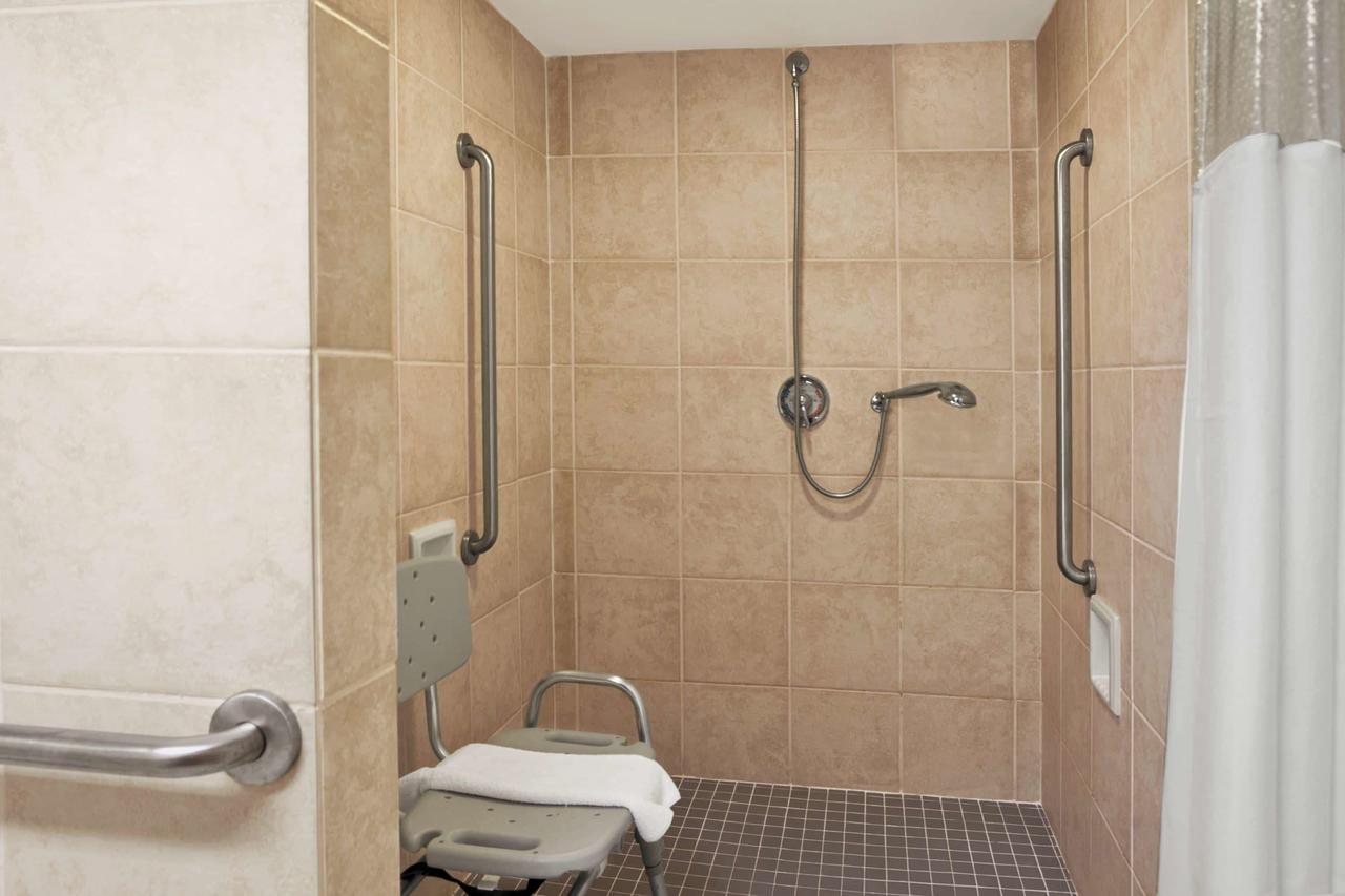 Ramada By Wyndham Saginaw Hotel & Suites - thumb 10