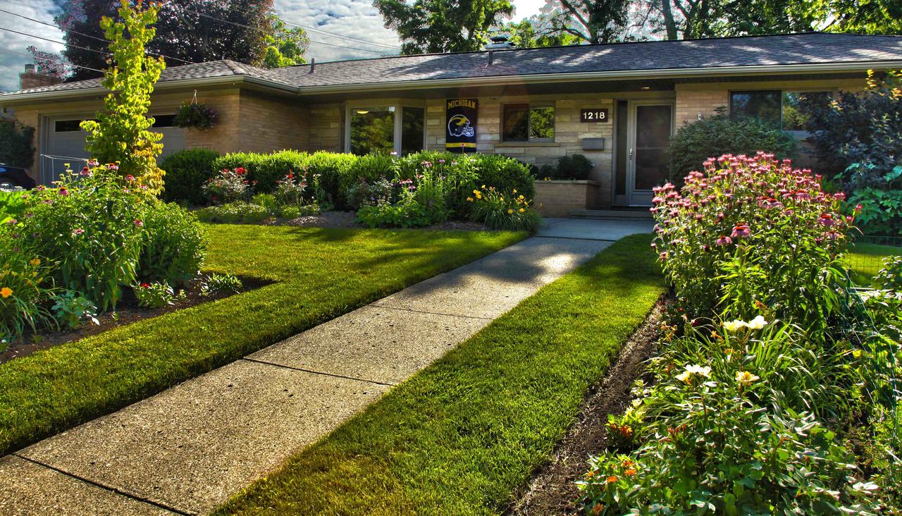 Geaux House! .75 Mile Walk To Big House. W/ BBall Court - thumb 0