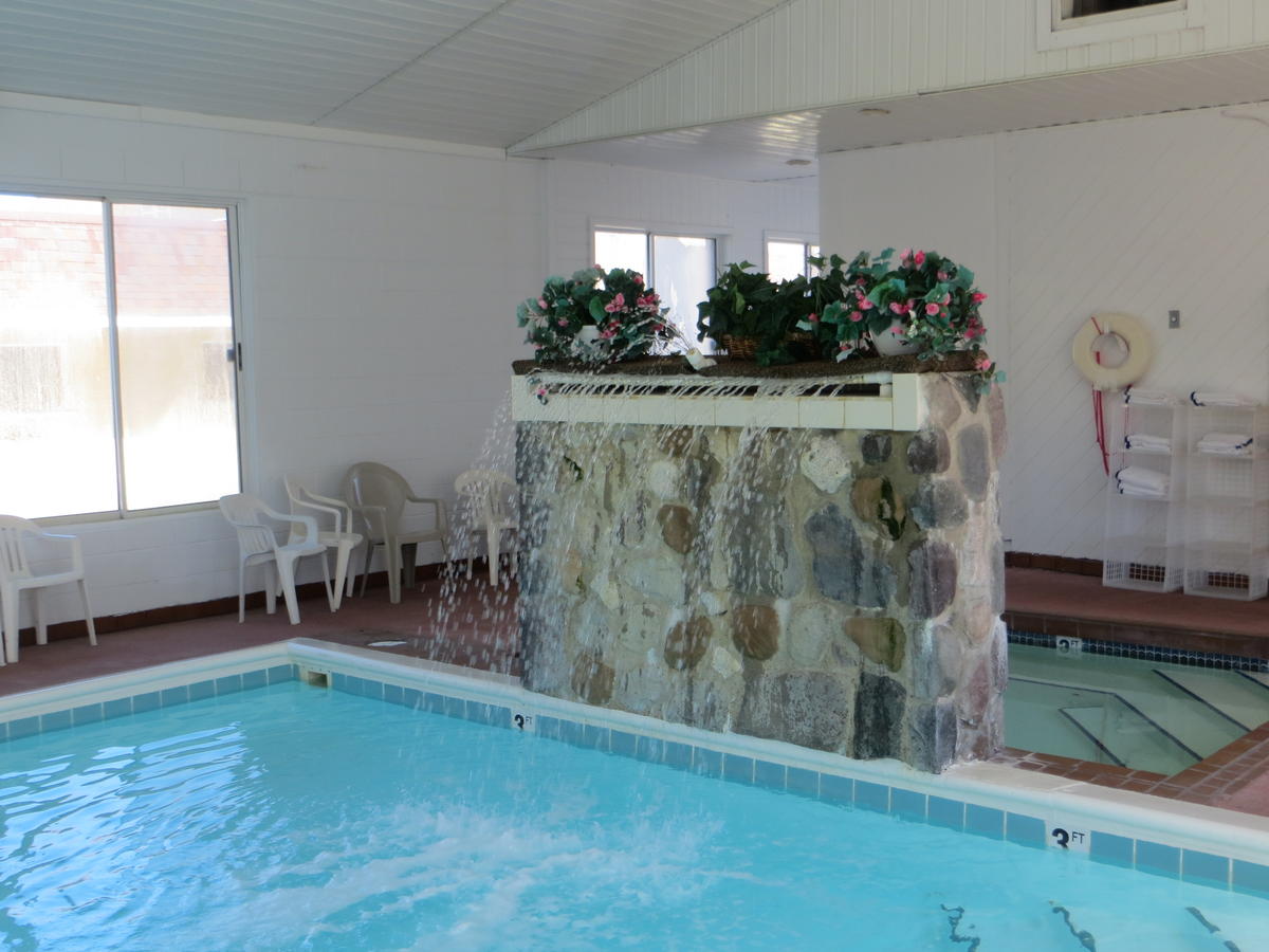 Waterfront Inn Mackinaw City - thumb 2