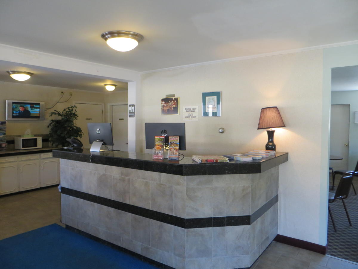 Waterfront Inn Mackinaw City - thumb 3