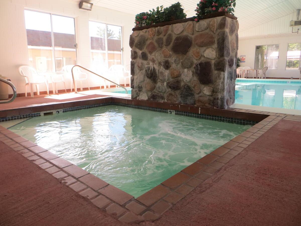 Waterfront Inn Mackinaw City - thumb 14