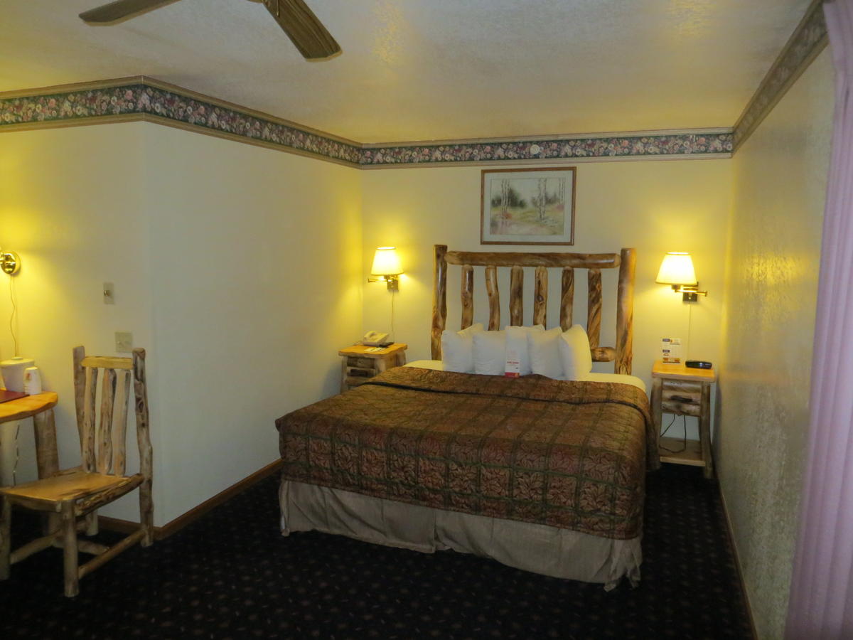 Super 8 By Wyndham Bridgeview Of Mackinaw City - thumb 38