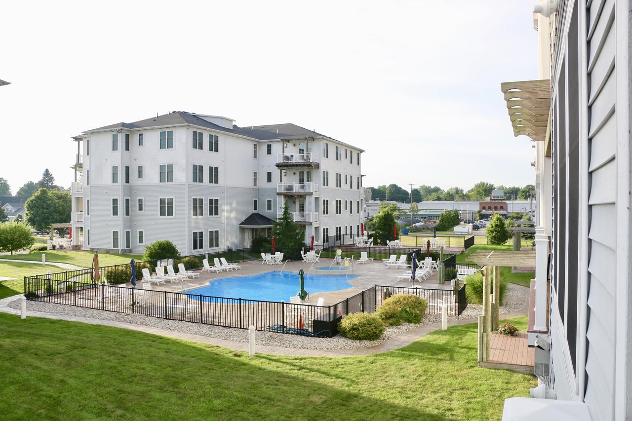 Lakeside Escape - thumb 1