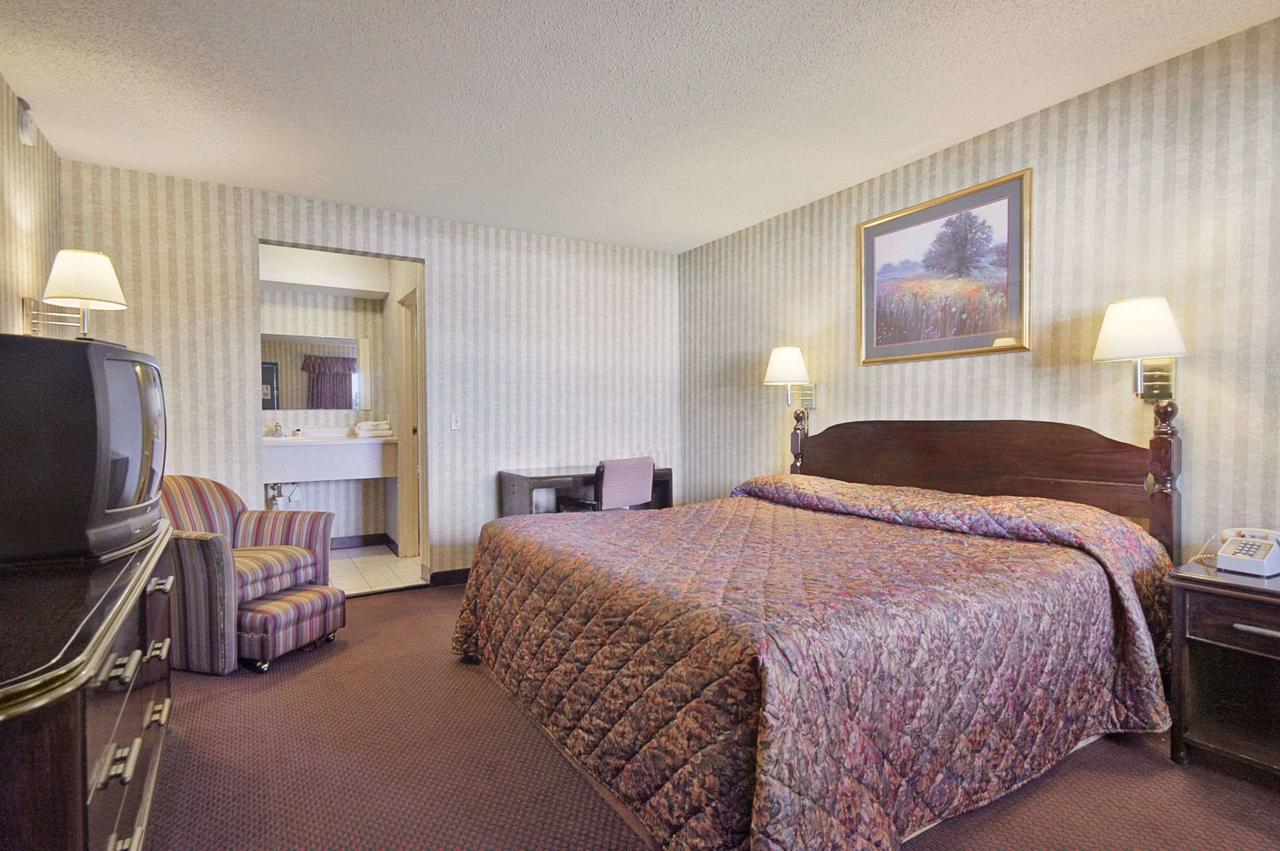 Knights Inn East Lansing - thumb 14