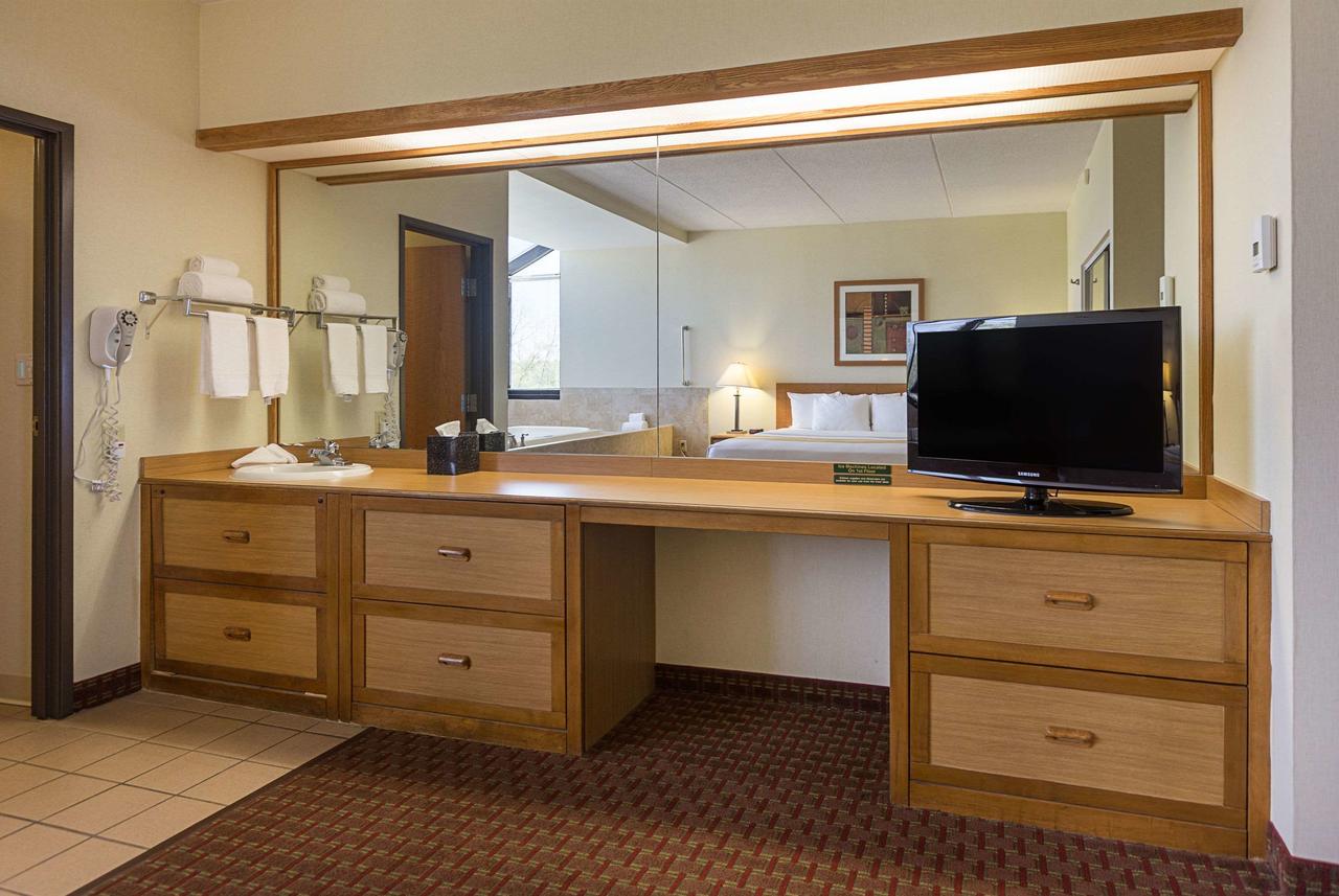Quality Suites Hotel - Lansing - thumb 34
