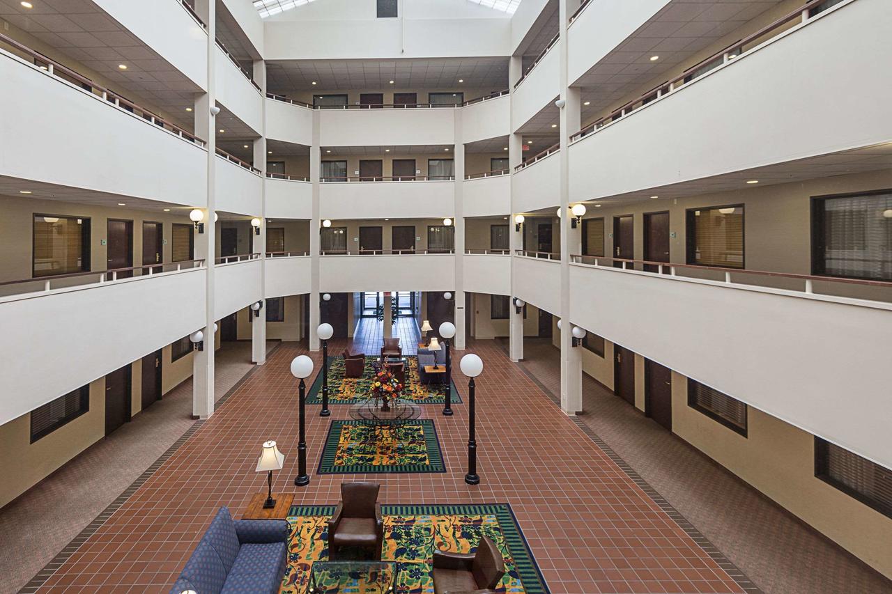 Quality Suites Hotel - Lansing - thumb 8