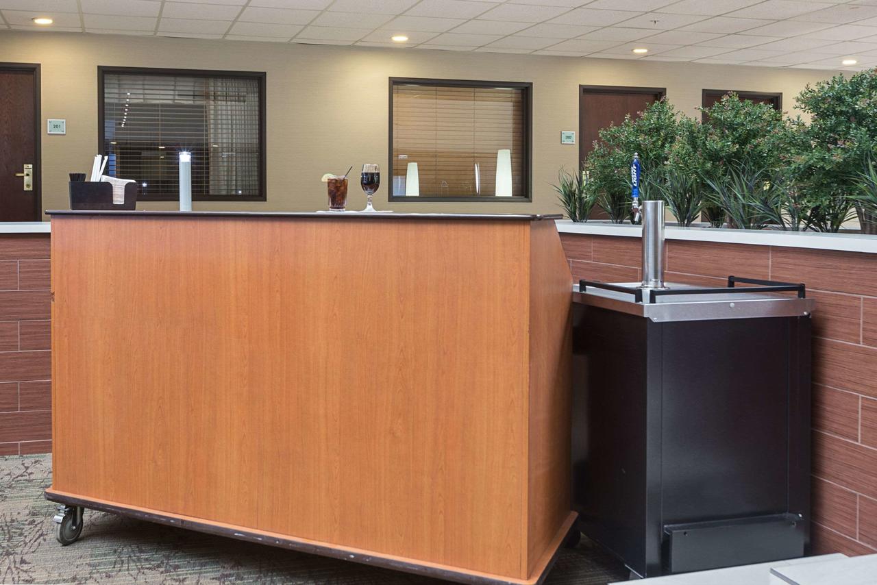 Quality Suites Hotel - Lansing - thumb 9