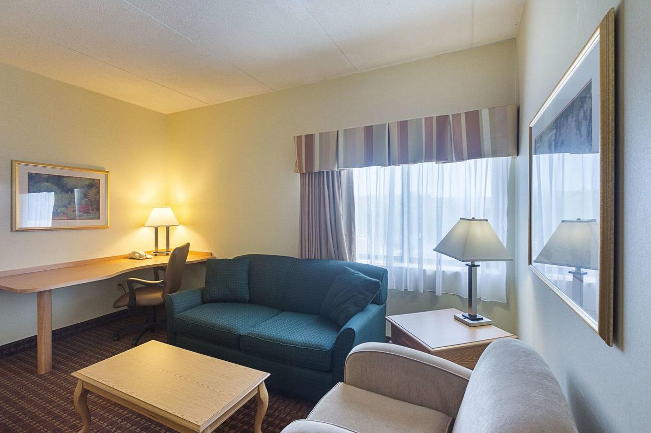 Quality Suites Hotel - Lansing - thumb 37