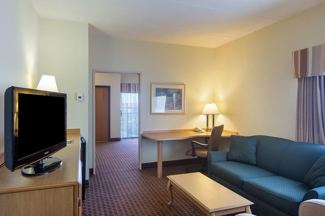 Quality Suites Hotel - Lansing - thumb 13