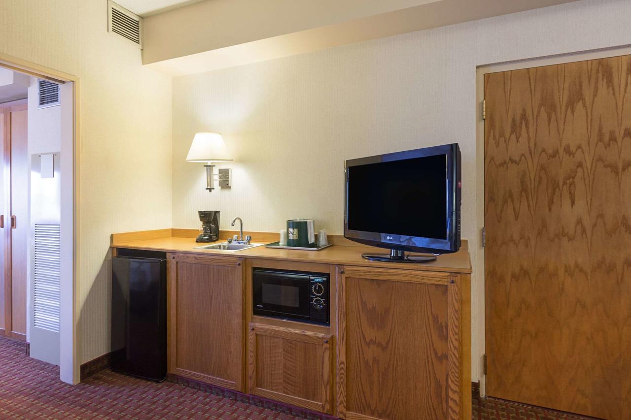 Quality Suites Hotel - Lansing - thumb 16