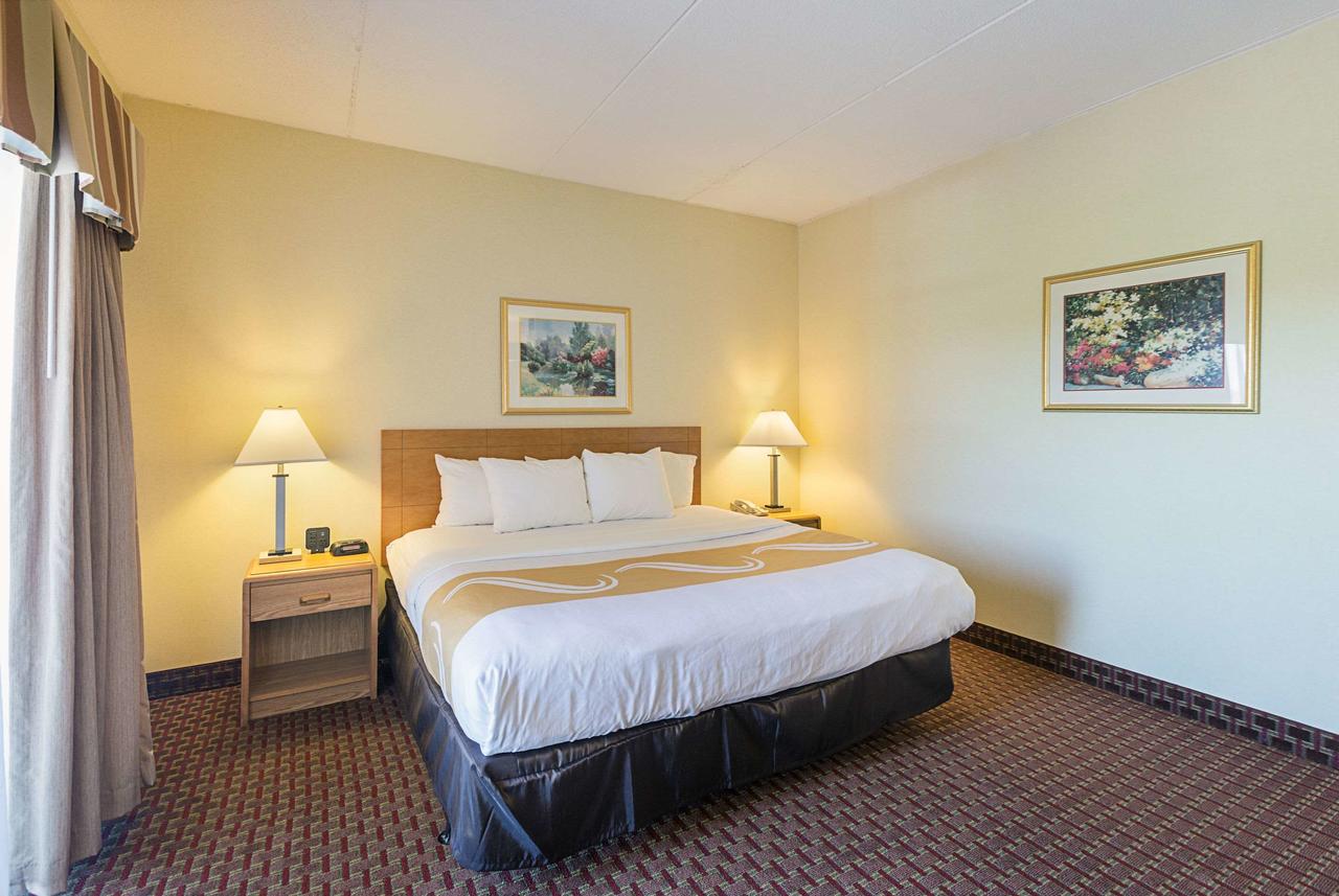 Quality Suites Hotel - Lansing - thumb 17