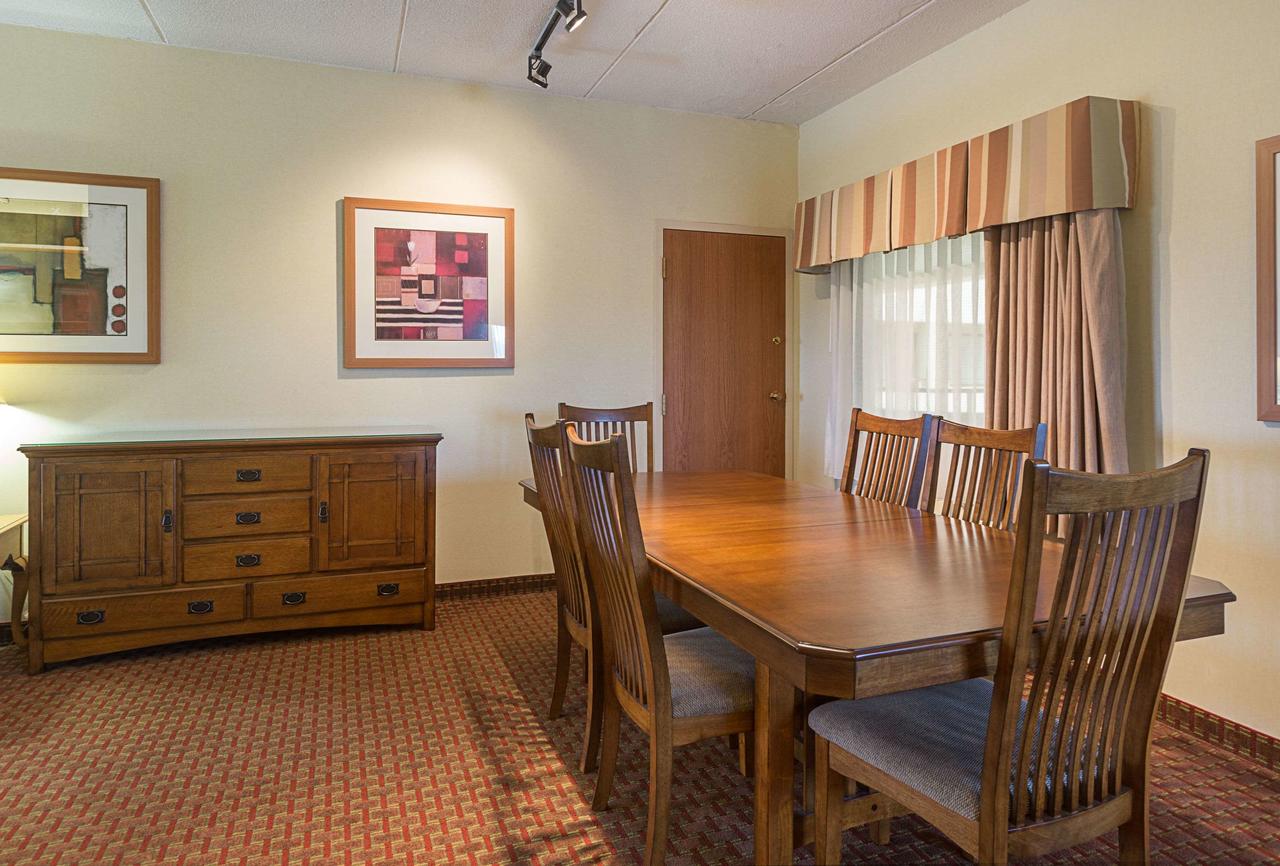 Quality Suites Hotel - Lansing - thumb 7