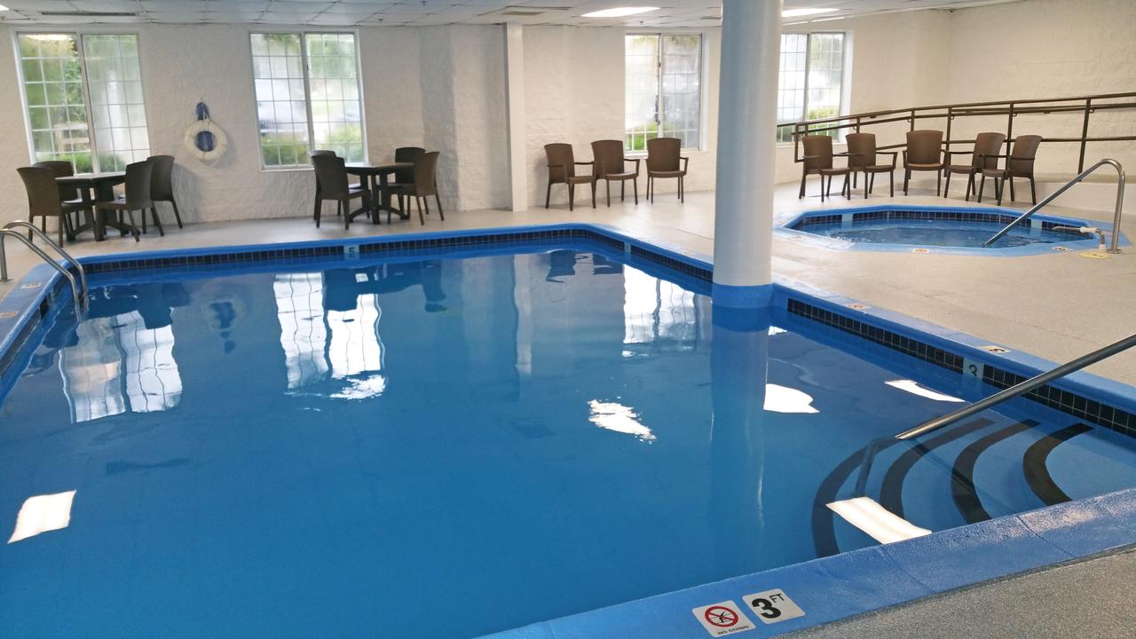 Charlevoix Inn & Suites - thumb 3