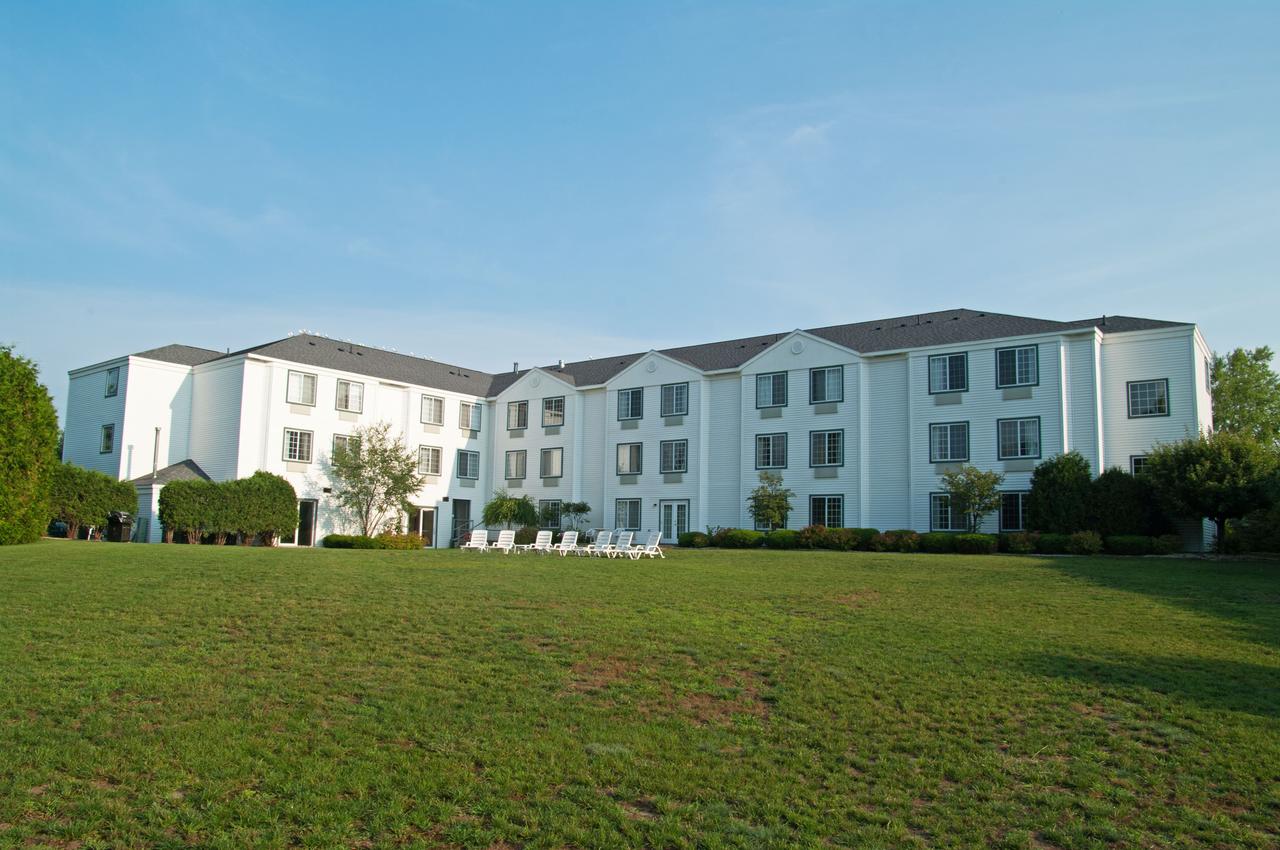 Charlevoix Inn & Suites - thumb 9