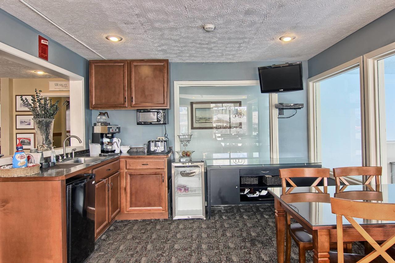 202 Pointes North Inn - thumb 13