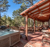 Winterfell 2 Bedrooms Sleeps 4 WiFi Gas Grill Hot Tub Fireplace - Accommodation Michigan