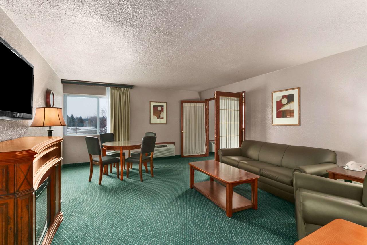 Ramada By Wyndham Bismarck - thumb 38