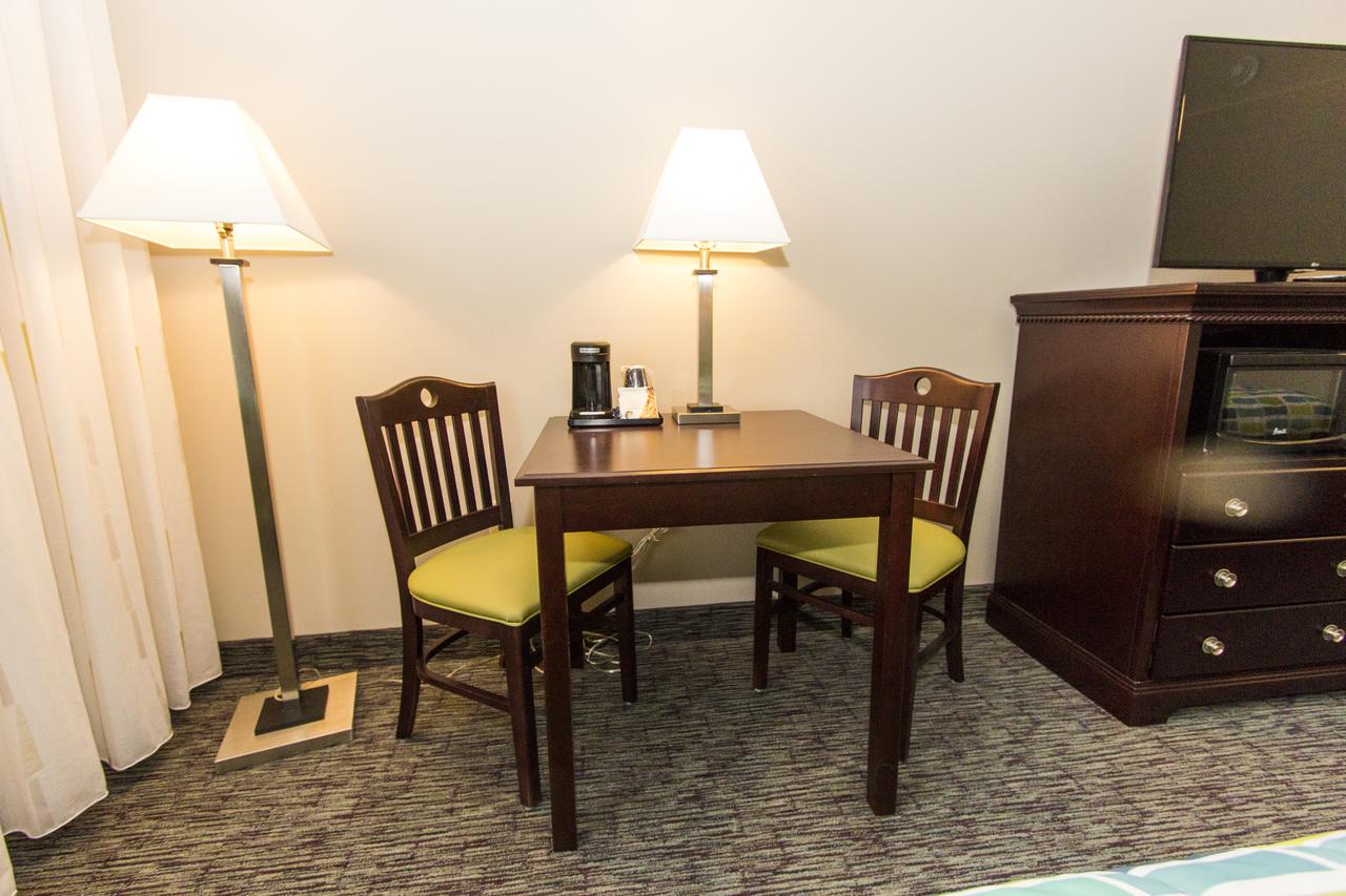 Cedar Point's Express Hotel - thumb 29