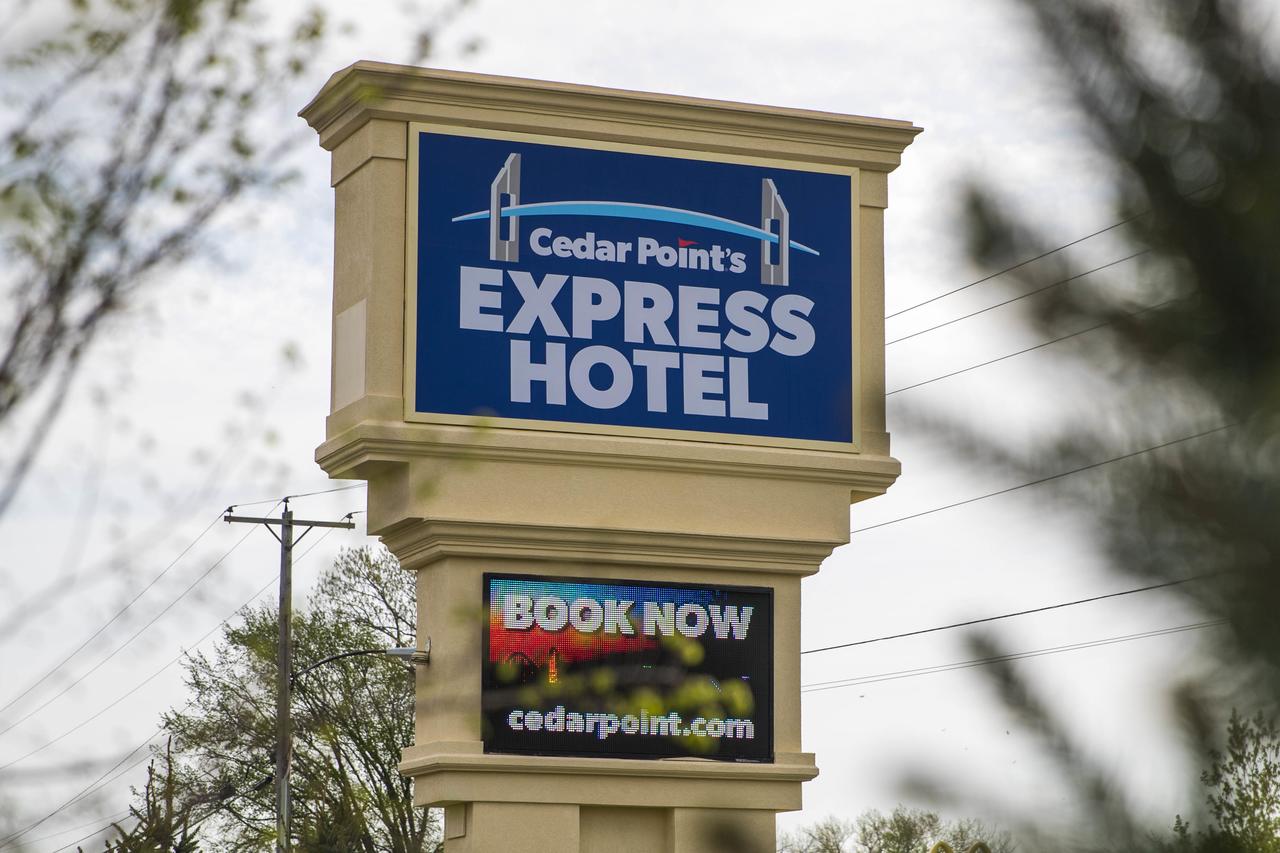 Cedar Point's Express Hotel - thumb 19