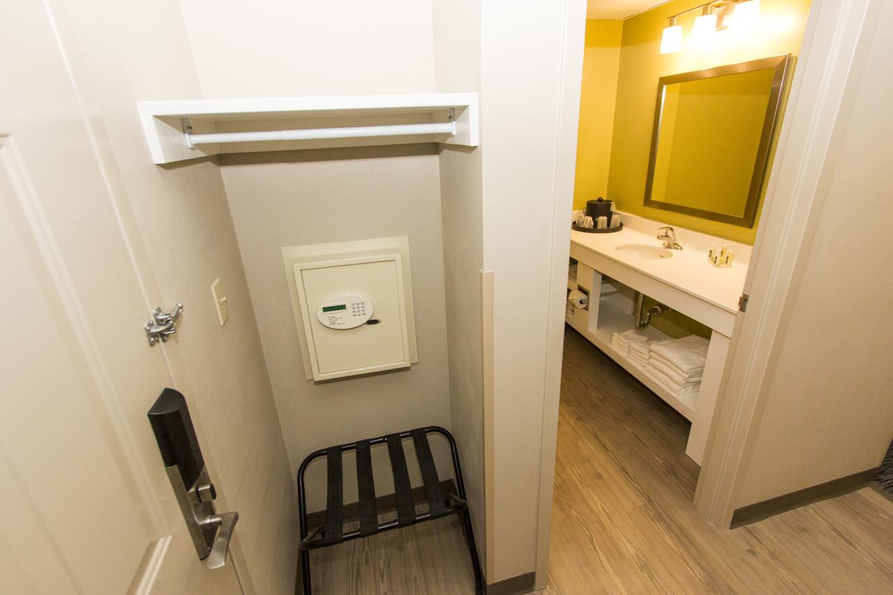 Cedar Point's Express Hotel - thumb 41