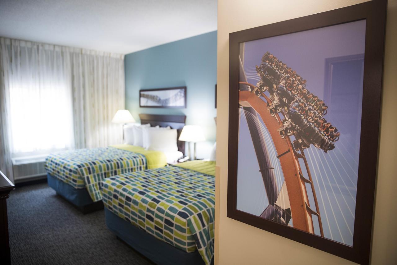 Cedar Point's Express Hotel - thumb 8
