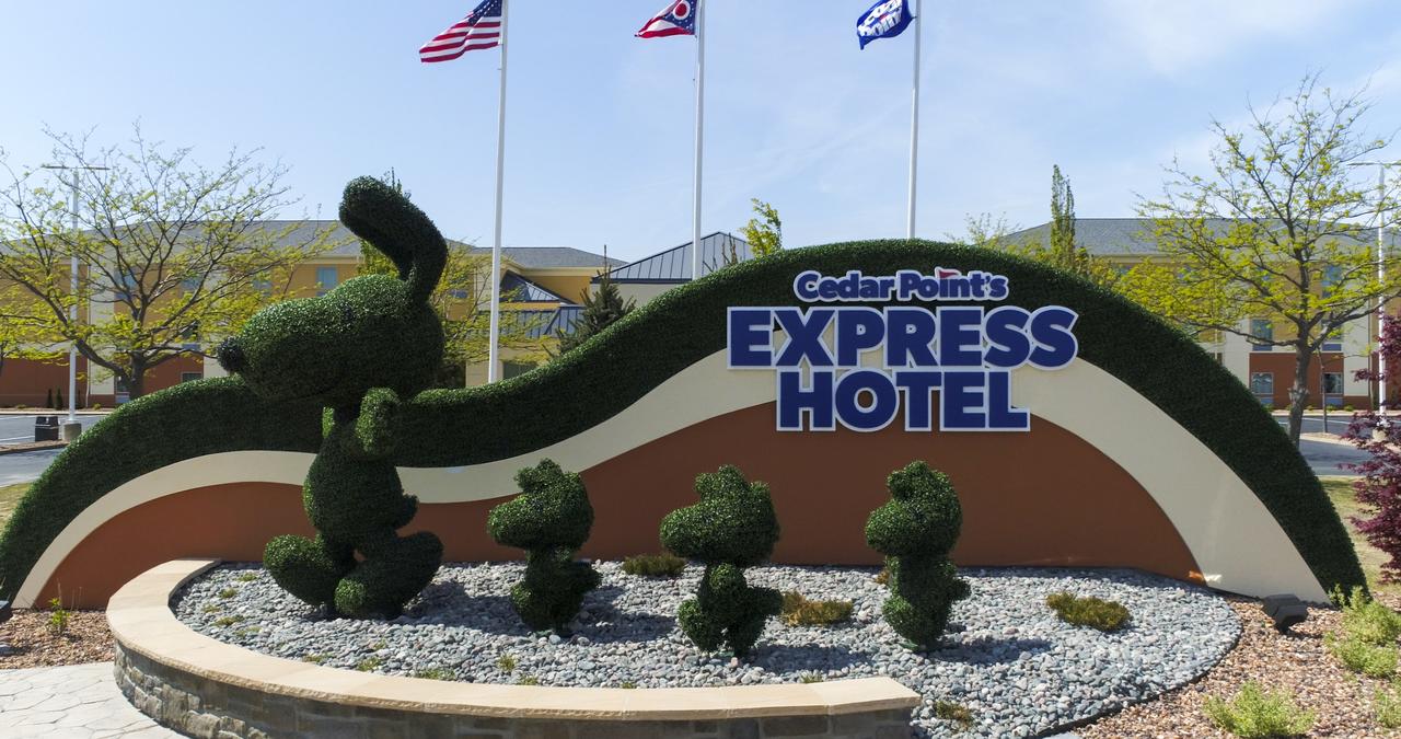 Cedar Point's Express Hotel - thumb 5