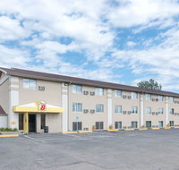 Super 8 by Wyndham Watertown - Accommodation Michigan