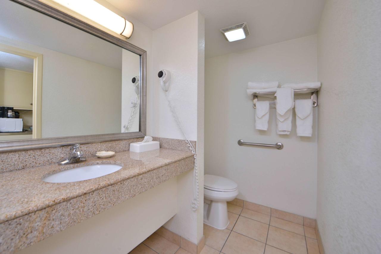 Best Western Plus Holiday Sands Inn & Suites - thumb 27