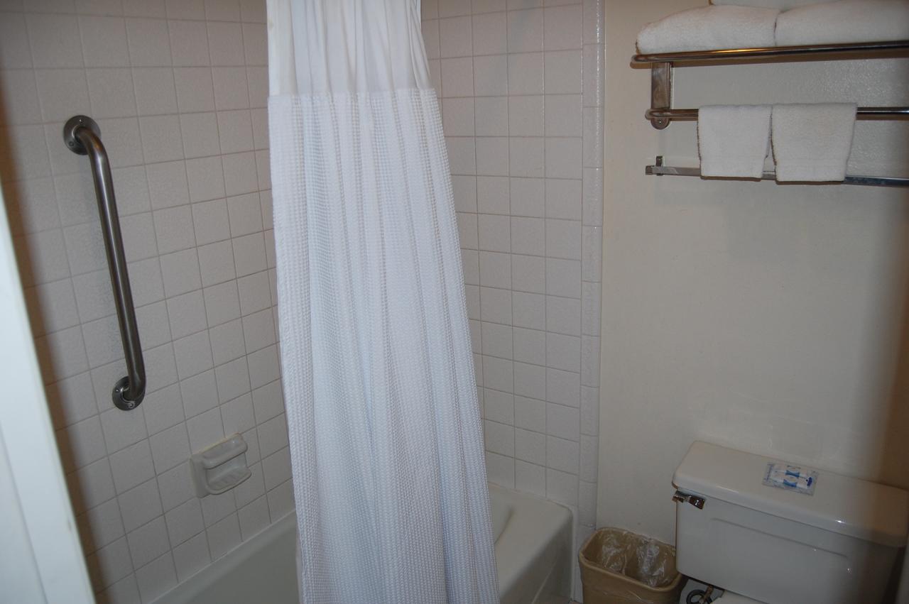 Western Inn Lakewood - thumb 11