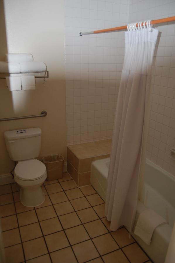 Western Inn Lakewood - thumb 7