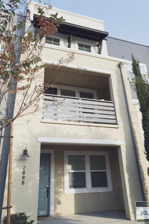 *Brand New* 4 Bedroom Modern Condo - thumb 3