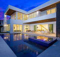 10 Bed Villa in the heart of Downtown Pool - Accommodation Michigan