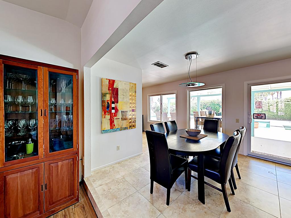 3Br/2Ba Oasis In Prime Locale W/ Large Pool & Hot Tub Home - thumb 1