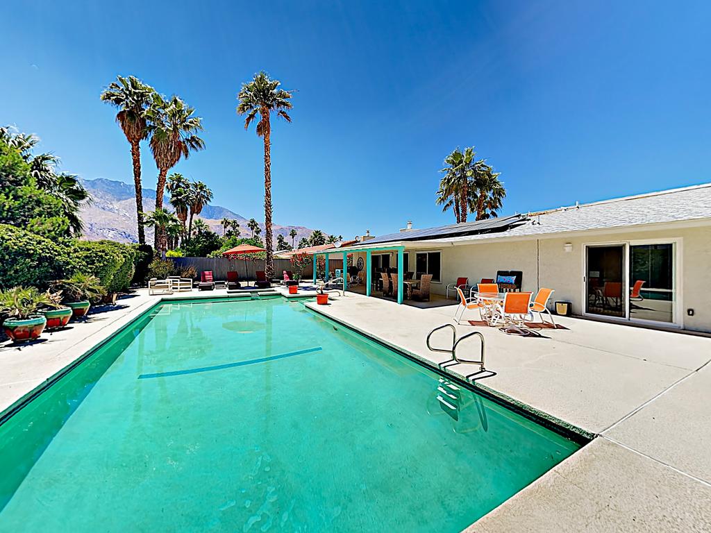 3Br/2Ba Oasis In Prime Locale W/ Large Pool & Hot Tub Home - thumb 0