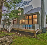 Charming Mountain View Lake Harmony Home - Accommodation Michigan