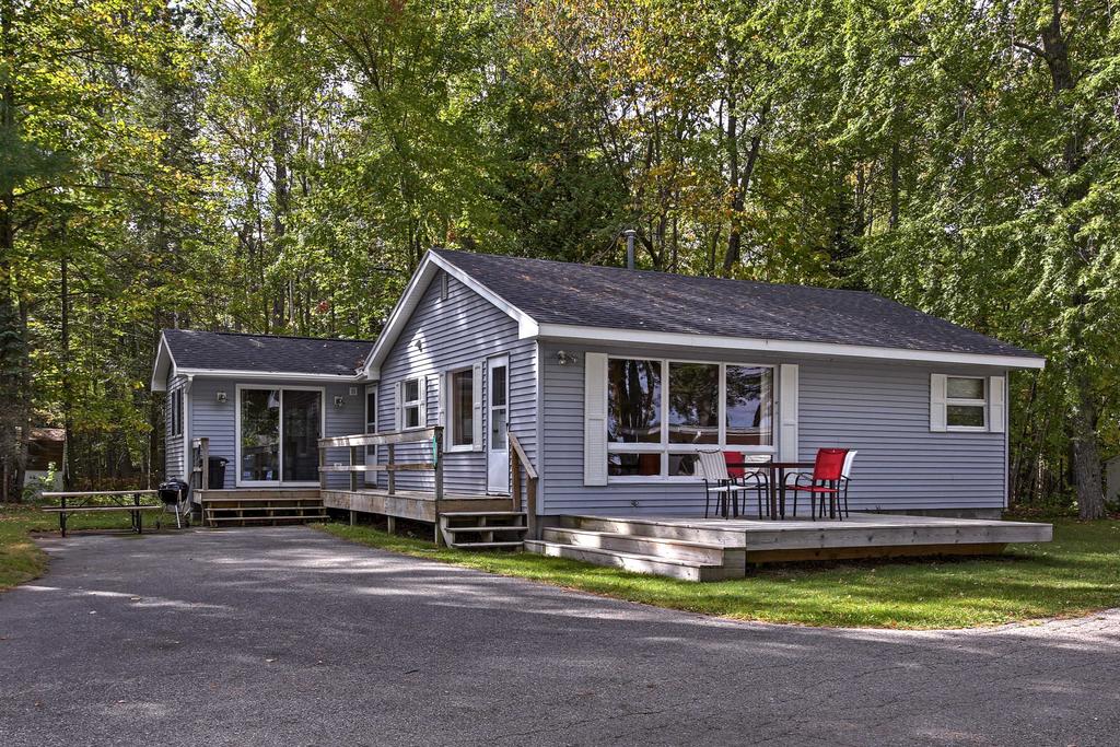 Cozy Alanson Cottage - Steps To Dock On Burt Lake! - thumb 1