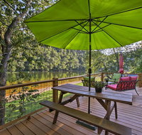 Cozy Waterfront Cottage with Deck on the White River - Accommodation Michigan