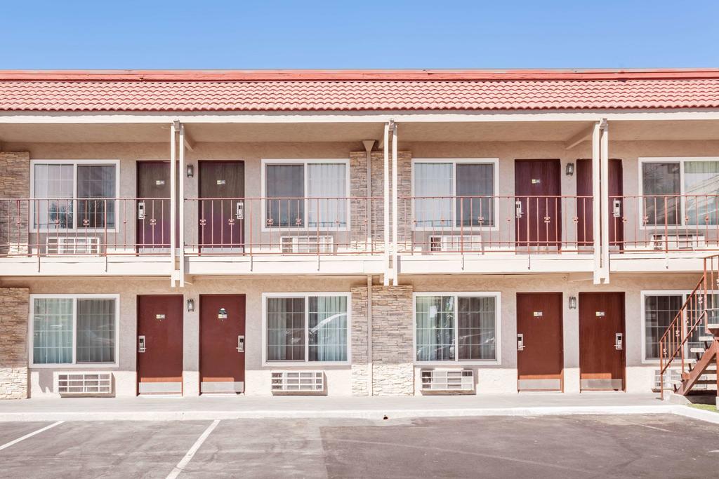 Days Inn & Suites By Wyndham Anaheim At Disneyland Park - thumb 0